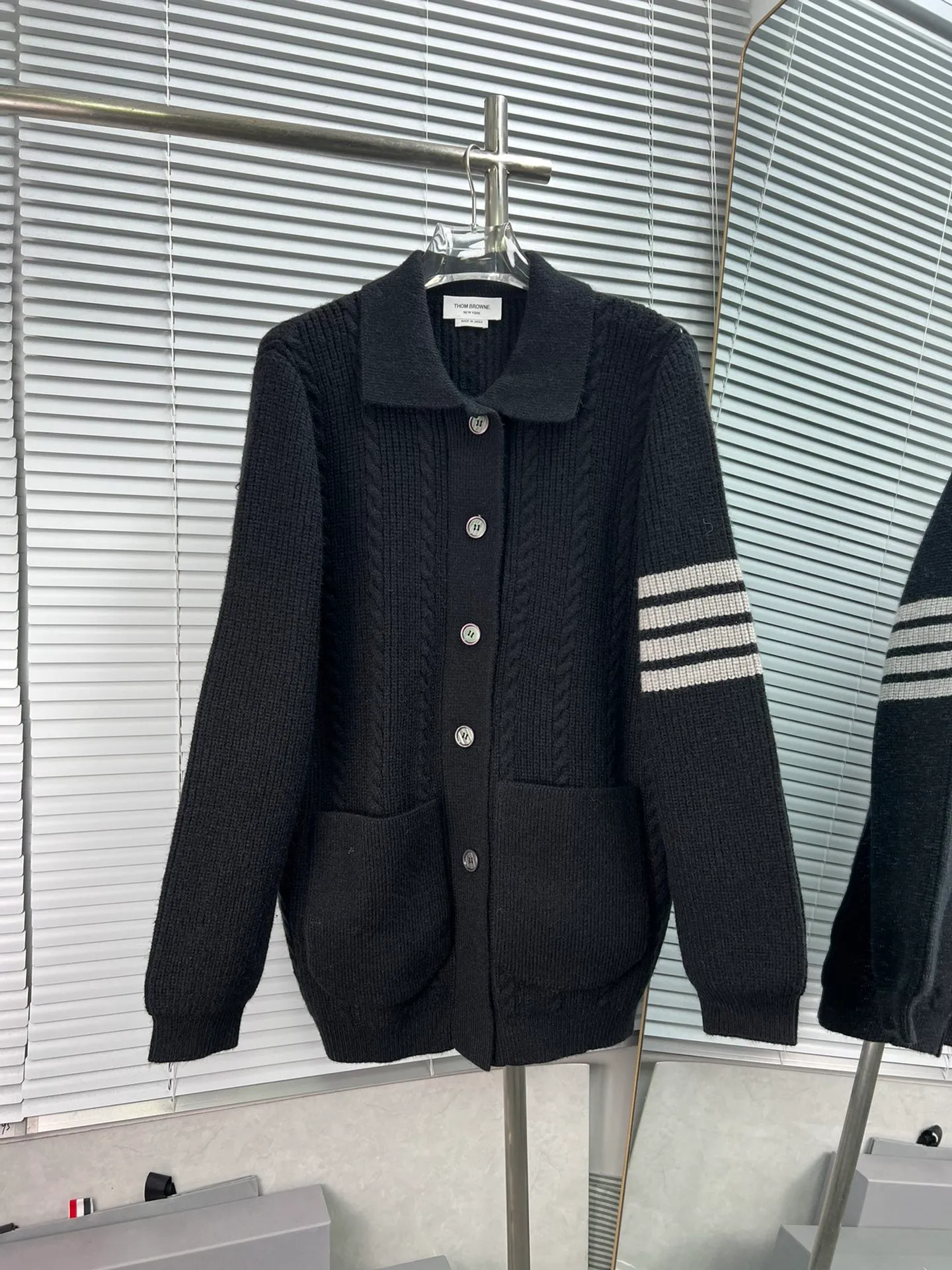 THOM BROWNE 📍𝐂𝐨𝐥𝐨𝐮𝐫 ：Gray🆚Navy Blue🆚White 📍𝐒𝐢𝐳𝐞Size： 0.1.2. 𝐒 𝐌 𝐋 📍𝐃𝐞𝐭𝐚𝐢𝐥 ： Versatile ， ， ， ~ ， 🛒 、 、 、 ， 、 ， ， ， ， ， bi